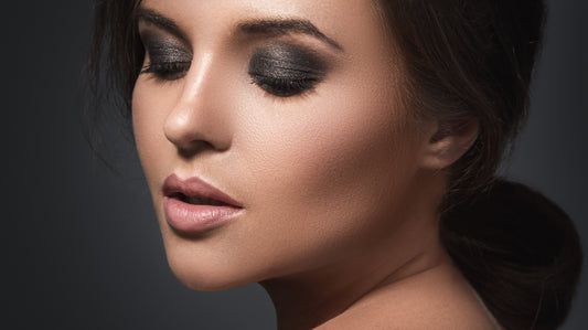 Learn How to Create Smokey Eye Makeup Look